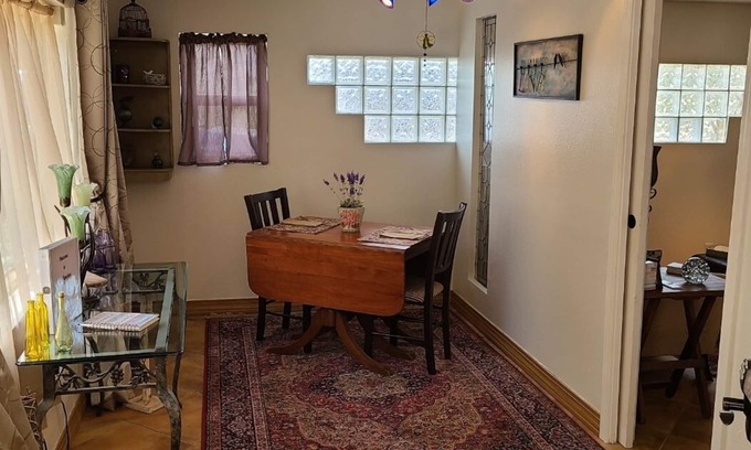 Los Ranchos de Albuquerque Casa | Encantadora casita de tres habitaciones en el corazón de Los Ranchos de ABQ - Pets Welcome