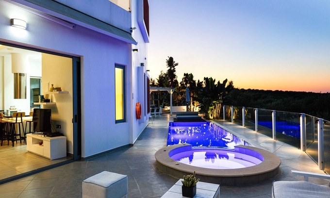 Roumeli Villa | Villa Chara! Piscina climatizada, jacuzzi al aire libre, gimnasio, ping pong, parque infantil y bicicletas.