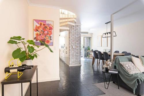 Adelaide Central Business District Casa | Character and Charm 3BR home with free wine