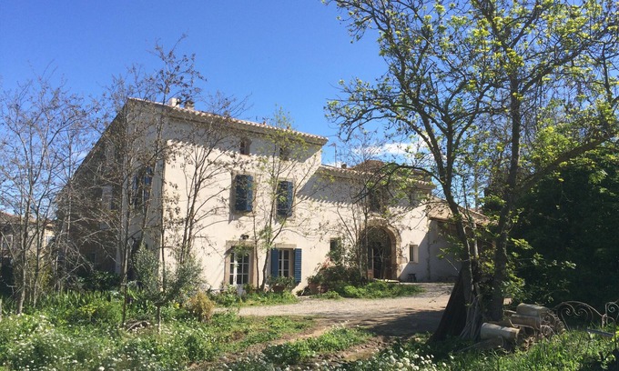 Ornaisons Cabaña | Construcción de personajes en grandes terrenos boscosos con jardín privado.