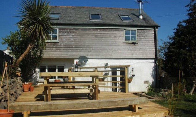 St. Agnes Cabaña | Character cottage right in Center St Agnes village
