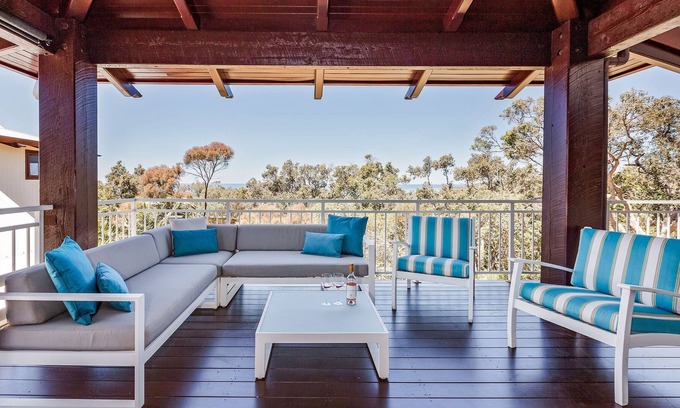 Eagle Bay Casa | CHARACTER FILLED EAGLE BAY ESCAPE OFFERING BLISSFUL VIEWS THROUGH THE TREETOP