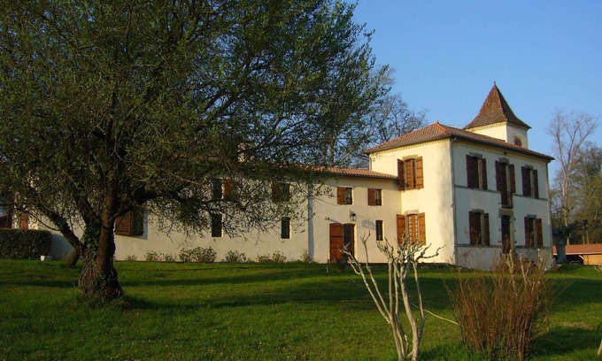 Saint-Pierre-du-Mont Casa | Propiedad de carácter en un parque arbolado con piscina