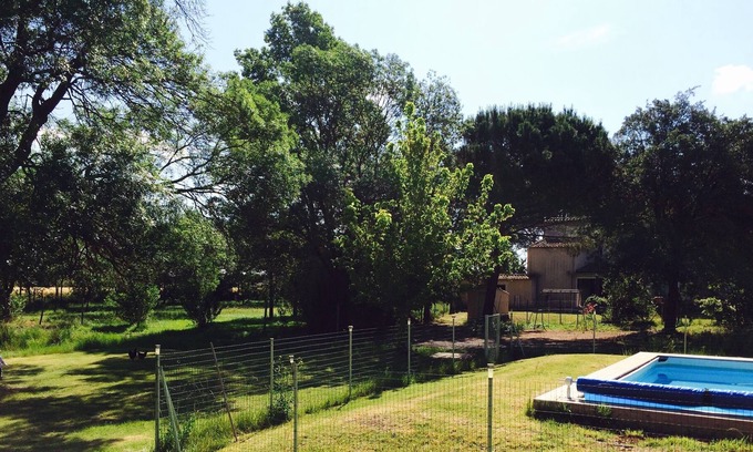 Servian Casa | Casa de carácter en una casa de campo con piscina sobre rasante ajardinada