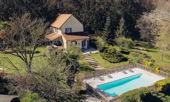 Thenon Casa | Character house in a quiet, exceptionally green setting + swimming pool