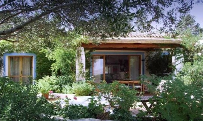 Punta Sardegna Villa | Casa de carácter con jardín frente al mar