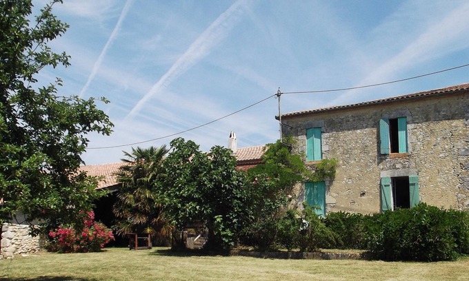 Saint-Jean-de-Duras Otro | Characterful granja con piscina situado en medio de los girasoles y viñedos