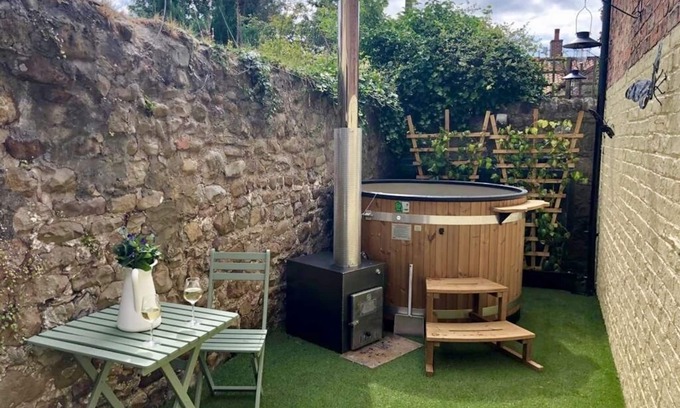 Richmond Casa | Casa con carácter con jacuzzi en el pueblo vibrante!
