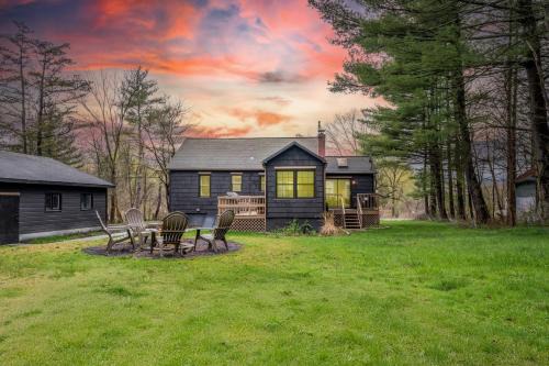 New Paltz Casa | Charcoal Chalet by AvantStay A Design w Firepit