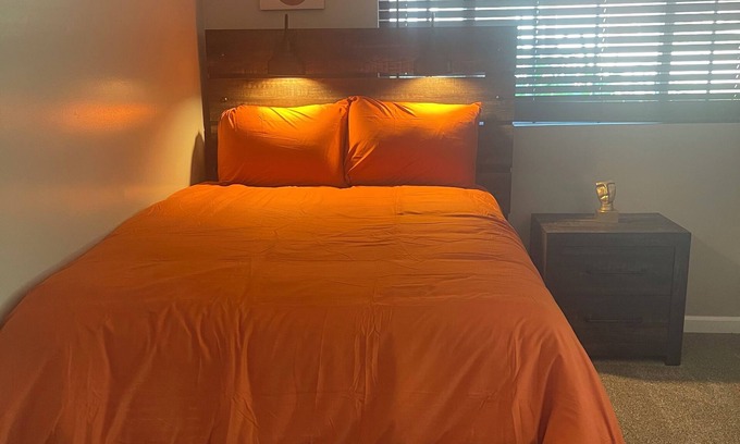 Downtown Omaha Casa | Charles Villa 10 minutes away from the #1 Zoo in the nation!