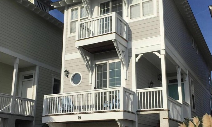 Bonito Boathouses Casa | Charleston-Style Row House featured on HGTV w/ WiFi & Creek Views