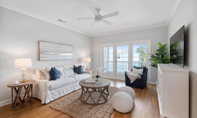 Folly Beach Condominio | Charleston’s Folly! - King Suite, Pool, Balcony, Walk to Center St!
