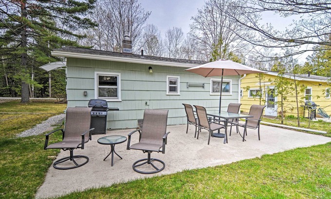 Charlevoix Cabina | ¡NUEVO! Lakeside Charlevoix Cabin w / Ideal Location!