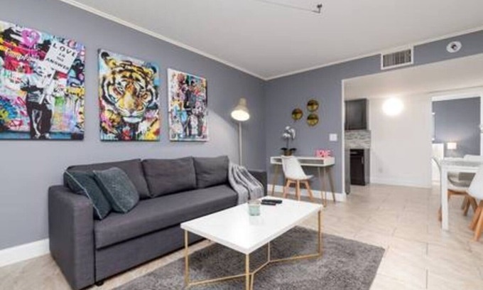 Coral Heights Apartamento | Charlie Chaplin - A Timeless Modern Escape!