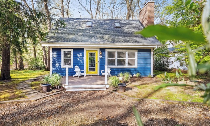 New Buffalo Casa | Charlie's on Commanche - Charming cottage tucked away in Michiana close to the l