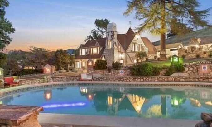 Newhall Casa | Charlie - Six Flags, Universal, LAX, Priv. Studio