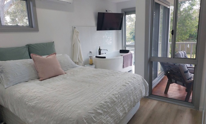Faulconbridge Cabaña | Charlie-vile Romantic spa Escape