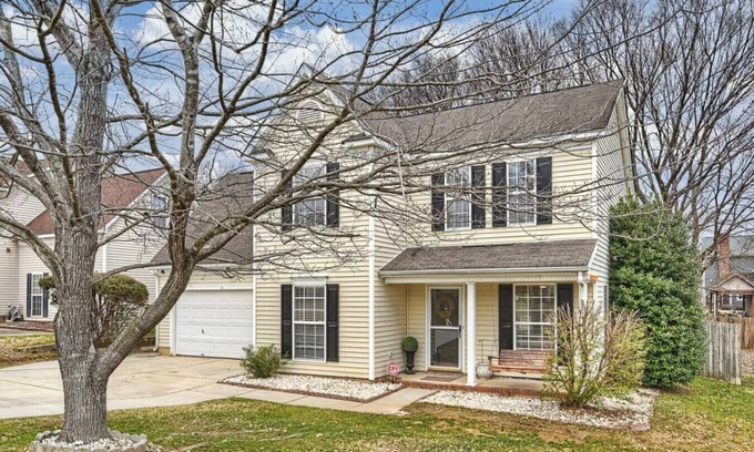 Charlotte Casa | Charlotte 4BR Cozy Retreat