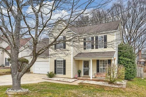 Charlotte Casa | Charlotte 4BR Cozy Retreat