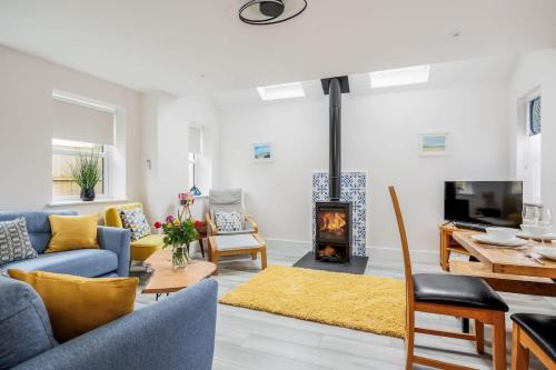 Poole Casa | Charlotte Cottage - Minutes from Poole Park, with Feature Log Burner