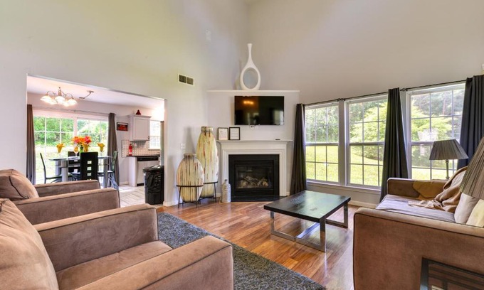 Charlotte Casa | Charlotte Home about 9 Mi to Bank of America Stadium!