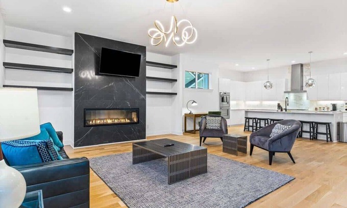 North Charlotte Casa | Charlotte's Modern Luxe Home - Your Stylish Haven