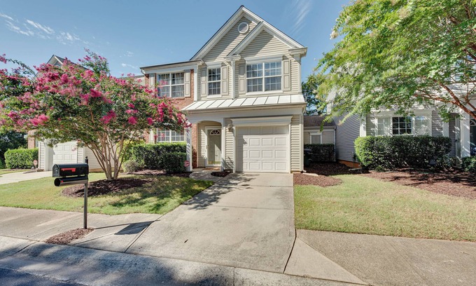 Charlotte Casa | Charlotte Townhome w/ Deck: 18 Mi to Downtown!