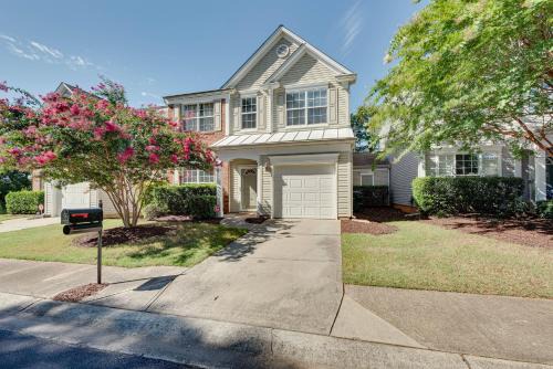 Charlotte Casa | Charlotte Townhome with Deck 18 Mi to Downtown!