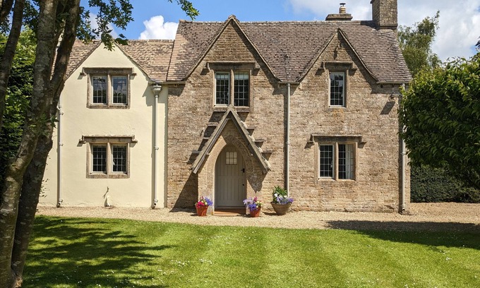 Tetbury Cabaña | Charlton Down Cottage - Westonbirt - Pet Friendly