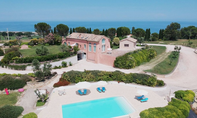 Civitanova Marche Villa | El encanto y la hospitalidad en un 500m del mar. Piscina rodeada de zonas verdes