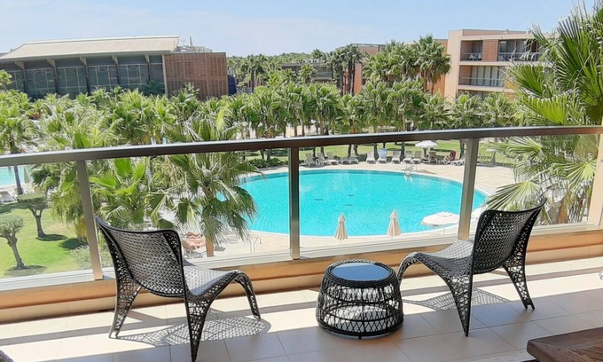 Salgados Apartamento | Encanto aparte, fantásticas vistas a la piscina y al jardín, aire acondicionado completo, TV del Reino Unido y Wifi GRATIS.