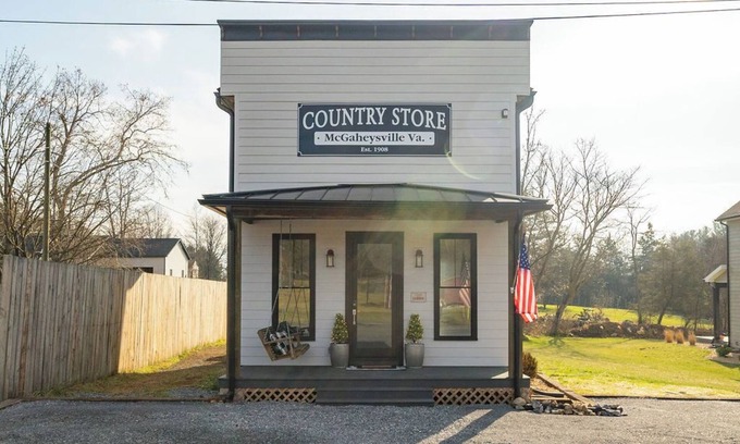 McGaheysville Casa | Charm & Character TOP NOTCH at The Massanutten Country Store