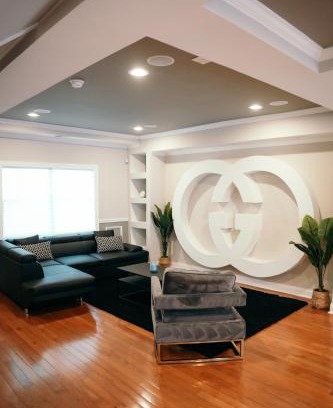 East Arlington Apartamento | Charm City Luxury 4 Bedroom Brick Home