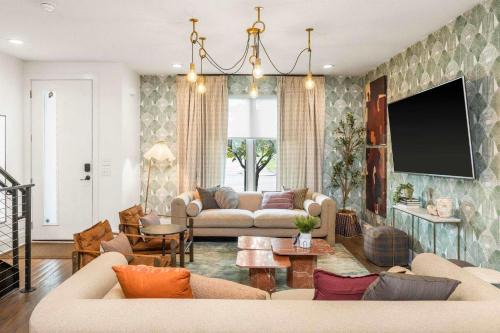 Eighth Avenue Casa | CHARM Near Broadway in Walkable 8th Ave S