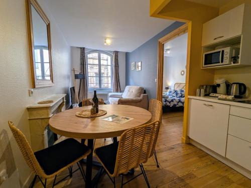 Le Puy-en-Velay Casa | Charmant 2 pièces au pied de la cathédrale, lumineux et tout inclus, idéalement situé en centre-ville. - FR-1-582-379
