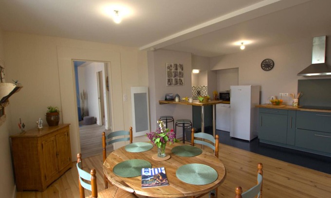 Chazelles-sur-Lyon Apartamento | Acogedor apartamento con patio, cerca de comercios en Chazelles-sur-Lyon