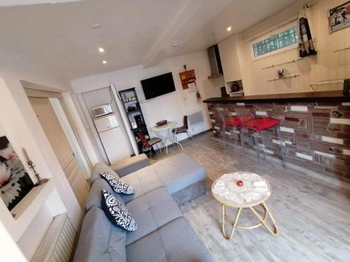 Franqueville-Saint-Pierre Apartamento | Charmant appartement indépendant, 5 mn de Rouen, avec terrasse, refait à neuf