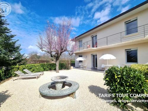 Riorges Casa | Charmant gîte moderne avec cour privée, tout équipé, parking sécurisé, au cœur du Roannais - FR-1-496-316