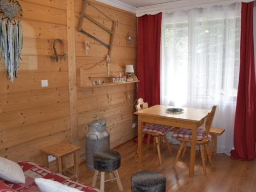 Pralognan-la-Vanoise Apartamento | Charmant jardin, piscine chauffée, proche pistes et centre - FR-1-464-143