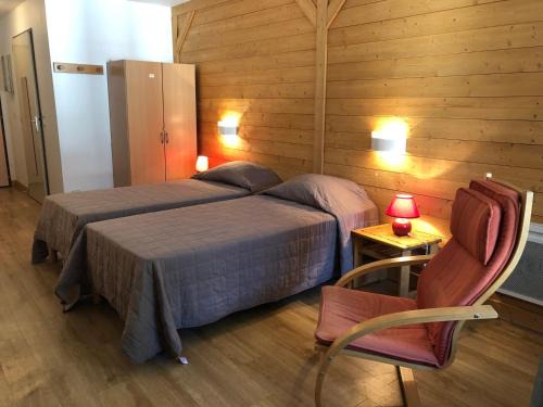 Brides-les-Bains Apartamento | Charmant studio 2* avec balcon et parking à Brides-les-Bains, proche thermes et centre village. - FR-1-512-6