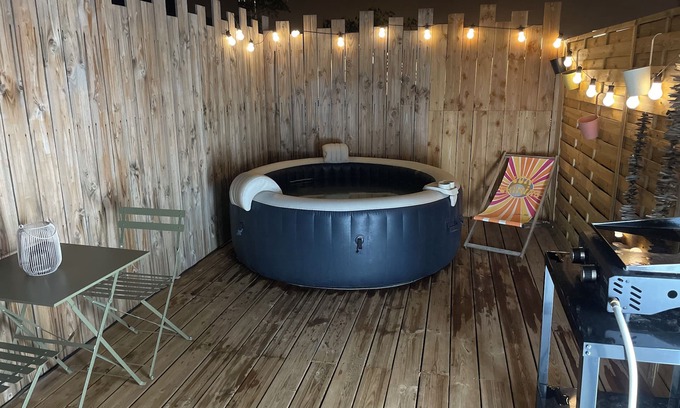 Aimargues Apartamento | Charmant Studio Avec Jacuzzi et Terrasse