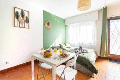 Saint-Cyr-l'Ecole Apartamento | Charmant studio avec terrasse, Gare à 200m et parking gratuit