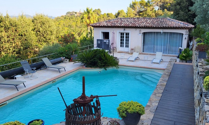 Le Cannet-des-Maures Casa | Charmant T2 Entouré D'un Écrin de Verdure, Aspirant au Calme et la Détente
