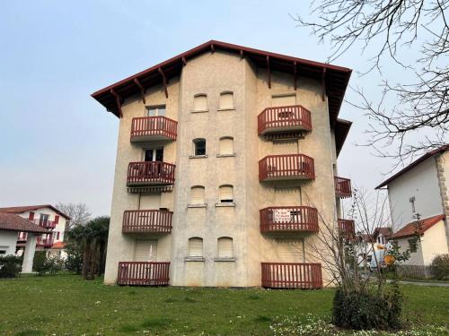Cambo-les-Bains Apartamento | Charmant T1 Bis à Cambo-les-Bains avec balcon, ascenseur et parking - FR-1-495-31