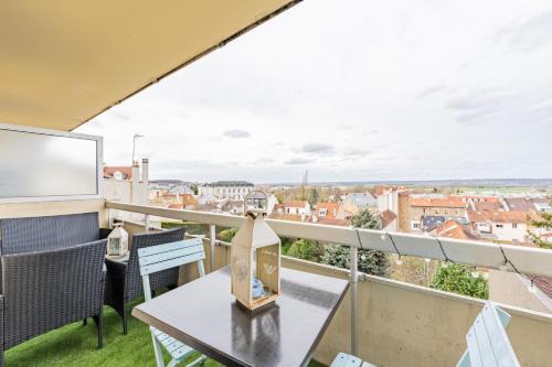 Saint-Cyr-l'Ecole Apartamento | Charmant T2 avec Terrasse - Gare à 100m et parking gratuit