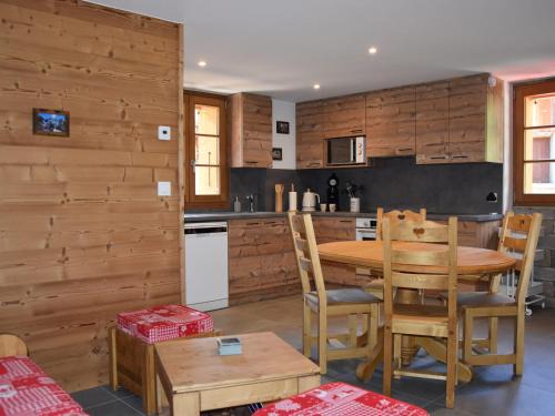 Pralognan-la-Vanoise Chalet De Esquí | Charmante grange rénovée, 4 pers, proche Pralognan, balcon, poêle à bois, randonnées et navette ski - FR-1-464-230