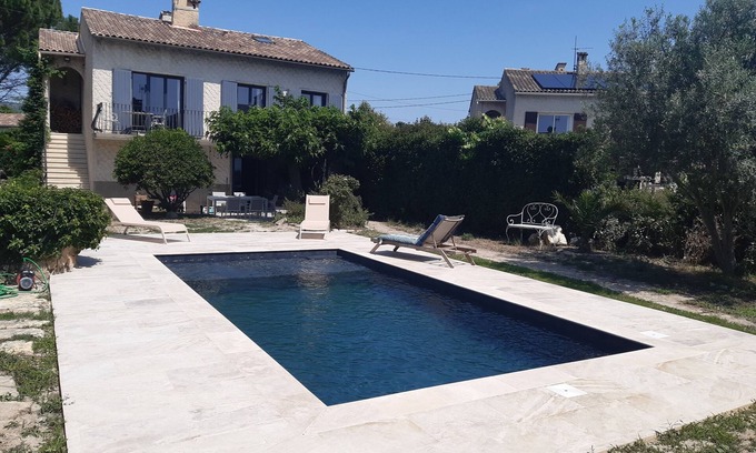 Pelissanne Casa | Charmante Maison Provençale. Intérieur et Jardin Spacieux, Piscine Toute Récente