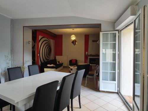 Sivry-sur-Meuse Casa | Charmante maison rénovée avec jardin, proche de Verdun, idéale pour familles, draps et chauffage inclus - FR-1-585-50