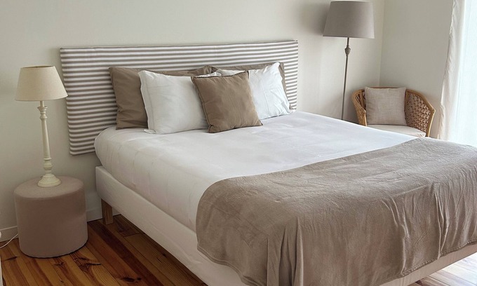 Sao Joao de Deus Apartamento | Charme – Elegant 1-Bedroom Apartment with Balcony