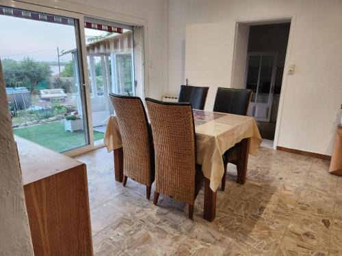 Sommieres Apartamento | Charme et piscine dans le Gard salon et deux chambres